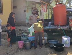 Polsek Brang Rea KSB  distribusi Air Bersih di Desa Sapugara Bree