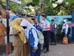 Aktivitas Guru UPT SPF SMPN 32 Makassar Sambut Siswa di Gerbang Sekolah