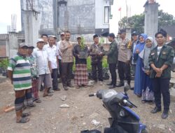 Karang Taruna dan Pemdes Desa pengenjek Bagikan ribuan Bibit Cabe ke warga