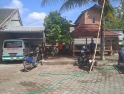 Kades Maroan Hamdi  Pimpin Gotong Royong Bersihkan Halaman Polindes