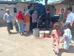 Kapolsek Praya Tengah Turun Langsung Salurkan Air Bersih Kepada Masyarakat