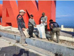 Satpol PP Pemprov Sulbar Lakukan Pembersihan Sampah di Anjungan Pantai Manakarra
