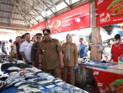 Dampingi PJ Gub Sulsel, Fatmawati Rusdi Tinjau Harga Komoditas Pangan di Dua Pasar Tradisional