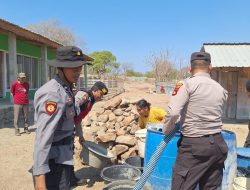 Kembali, Anggota Sat Samapta Polres Sumbawa Barat Bagikan Air Bersih Di Poto Tano