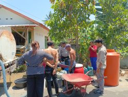 Polsek Jonggat Bersama BPBD Kab. Loteng Salurkan Air Bersih Kepada Masyarakat