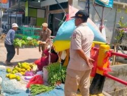 Secara Humanis, Personil Satpol PP Makassar Kembali Tertibkan PK5 Berjualan di Bahu Jalan