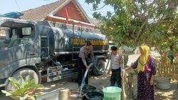 Sat Samapta Polres Sumbawa Barat Distribusi Air Bersih Kepada Warga Moteng
