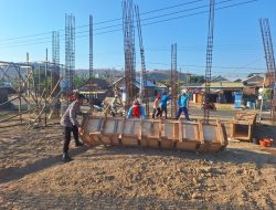 Bhabinkamtibmas Polsek Rhee Bersama Masyarakat Gotong Royong Pembangunan Masjid