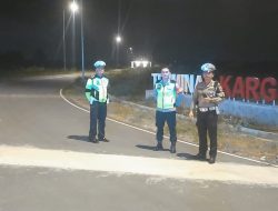 Polres Loteng Melakukan Pengamanan Dan Pengawalan Kedatangan Logistik MotoGP 2023