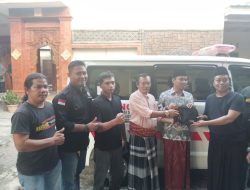 Dua Orang Anggota DPRD  Prov NTB Dari Partai Gerindra Menyerahkan Mobil Ambulan Ke Kasta NTB