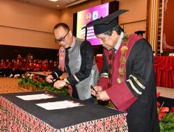 PJ Gubernur Sulbar Prof Zudan Teken MoU Bersama Unimaju dan Berikan Beasiswa Kepada Tiga Lulusan Terbaik