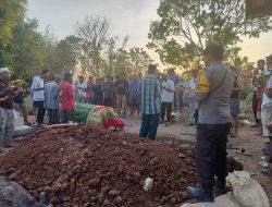 Peduli Kedukaan, Personel Polsek Ropang Bantu Pemakaman Warga