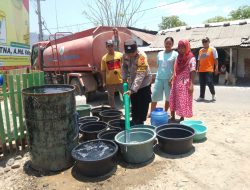 Bhabinkamtibmas Batu Tering Bantu Salurkan Air Bersih Untuk Warganya