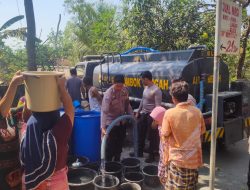 Polres Loteng Salurkan Air Bersih Kepada Masyarakat Yang Terdampak Kekeringan di Desa Puyung Kecamatan Jonggat.