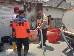 Polsek Praya Tengah Bersama PMI Dan BPBD Kabupaten Lombok Tengah Salurkan Air Bersih