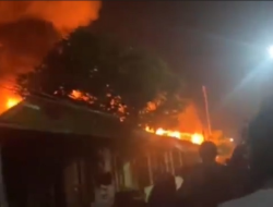 2 Rumah Ludes Terbakar, Api Berkobar Bikin Panik Warga Biringkanaya Makassar
