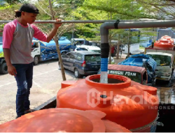 Antrian Panjang Pengisian Air Bersih di PDAM Kota Makassar