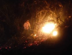 Anggota Polsek Praya Barat Daya Berhasil Padamkan Kebakaran Lahan Di Desa Pelambek.