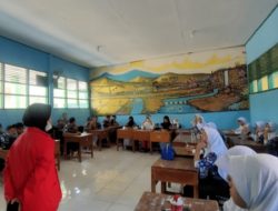 Sasar Remaja Putri UPT SPF SMPN 17 Makassar, Mahasiswa Magang Promkes FKM Unhas Lakukan Penyuluhan Anemia