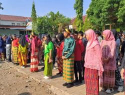 Peringati HUT Kota Makassar ke-416, Pihak UPT SPF SMPN 32 Tampil Memukau Menggunakan Pakaian Adat