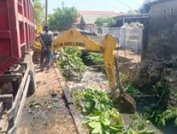 Dinas PU Makassar Mengerahkan Satu Alat Berat Bersihkan Saluran Sekunder di Kompleks Kumala Permai