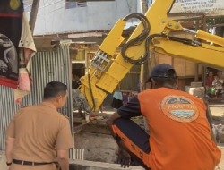 Satgas Dinas PU Kota Makassar “Sikat Bersih” Kanal Pasar Cidu, Bontoala