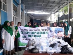 Jum’at Berkah, SMPN 22 Makassar Bagikan Nasi Dos