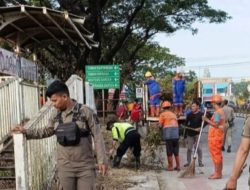 Satpol PP Kota Makassar Ikuti Kegiatan Kerja Bakti di Sepanjang Jl. Metro Tanjung Bunga