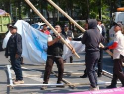 Satpol PP Makassar Bongkar 500 Titik Reklame Tak Berizin dan Langgar Aturan