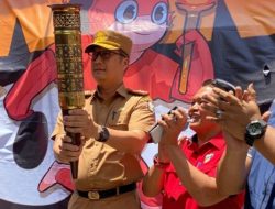 Plt Camat Bontoala Terima Obor Pekan Olahraga Makassar