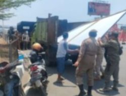 Personil Satpol PP Makassar Bersama Unsur Terkait Lakukan Penertiban Reklame
