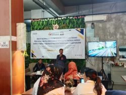 Komisioner Bawaslu Makassar Saweran Beri Makan Satpol PP Dalam Menertibkan APK