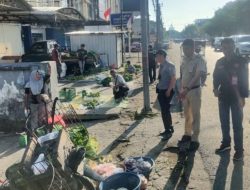 Arahan Camat dan Sekcam Bontoala, Lurah Tompo Balang Turun Tertibkan PKL di Jl Gunung Bawakareang