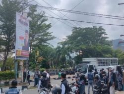 Bawaslu-Satpol PP Makassar Mulai Copot Paksa APK Caleg di Area Terlarang