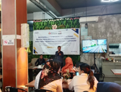 Bawaslu Makassar Saweran Beri Makan Satpol PP