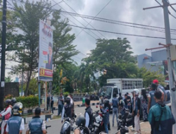 Bawaslu-Satpol PP Makassar  Copot Paksa APK Caleg di Beberapa Area Terlarang