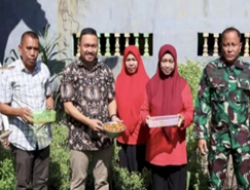 Kepala DKP Makassar Bersama Lurah Bontoduri Panen Sayuran di KWT Cemerlang