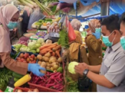 DKP Makassar Lakukan Pengawasan dan Pengambilan Sampel PSAT
