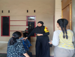 Patroli Dialogis Upaya Polisi RW Polres Pelabuhan Makassar Jaga Kamtibmas Tingkat RW Jelang Pemilu 2024