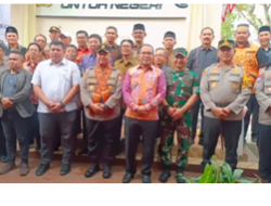 Camat Biringkanaya Saksikan Pemberian Bantuan Sumur Bor Dan Sembako Oleh Mabes Polri Ke Warga