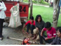 Lurah Daya  Menyemangati Para Petugas Satgas Kebersihan