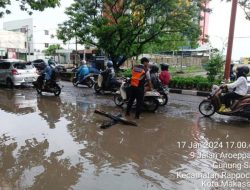 Personil Dishub Makassar Urai Kemacetan di Jalan Berlubang Hertasning