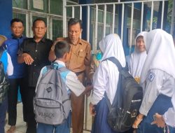 Aktivitas Guru Piket UPT SPF SMPN 4 Makassar, Sambut Siswa di Gerbang Sekolah