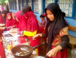 Siswa UPT SPF SD Inpres Perumnas Jual Es Buah dan Makanan Tradisional