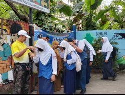 Guru Jemput Siswa di Gerbang UPT SPF SMPN 32 Makassar