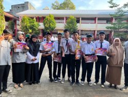 UPT SPF SMPN 46 Makassar Menyerahkan Piala Mini Soccer dan Sertifikat Kejuaraan Kepada Peserta didik Berprestasi