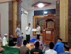 Safari Ramadan, Plt. Kepala DPPKB Kota Makassar Serahkan Bantuan ke Masjid Al-Falah