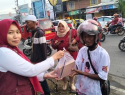 Meraih Keberkahan Ramadhan PPNI Kab. Gowa Bagi Bagi Takjil Ke Pengendara