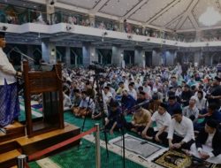 Tarawih Ramadhan Kedua di Masjid Al-Markaz, Bahtiar Baharuddin Sampaikan Gerakan Berbagi Bahagia Kepada Sesama