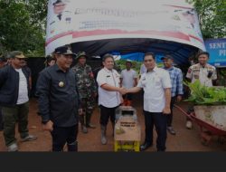 Pj Gubernur Bahtiar Serahkan Bantuan Alat Perajang Pisang untuk Kecamatan Mare Kabupaten Bone